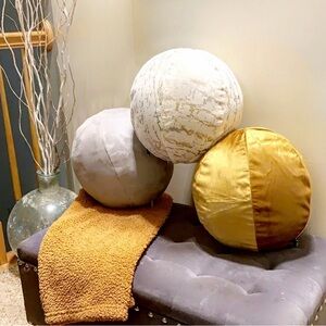 Circle shaped handmade accent pillow covers